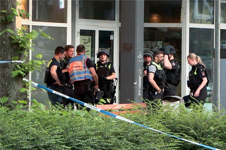 Die Polizei rückte mit einem Großaufgebot in die Innenstadt aus und sperrte den Bereich um den Tatort weiträumig ab. Sebastian Peters/News5/dpa