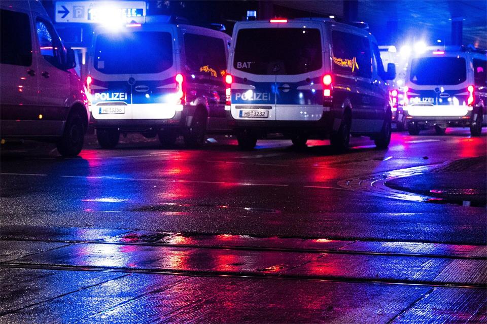 Die Polizei rückte mit mehreren Einsatzfahrzeugen zu dem Supermarkt aus. (Symbolbild)Sarah Knorr/dpa