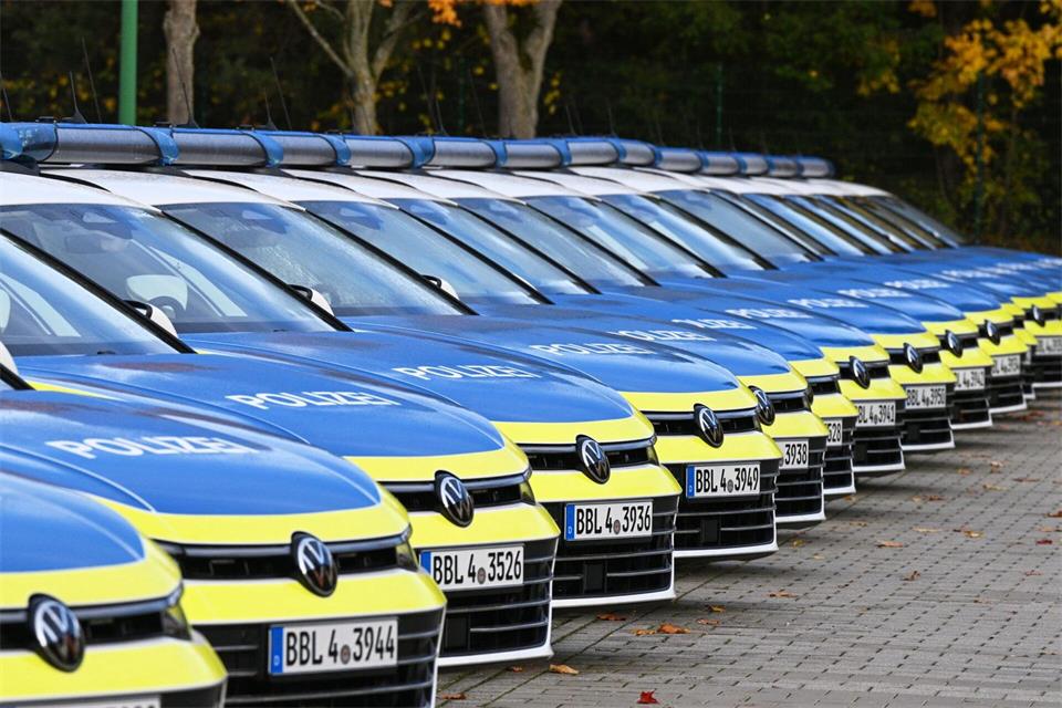 Die Polizei rüstet bei den Streifenwagen nach.Jens Kalaene/dpa