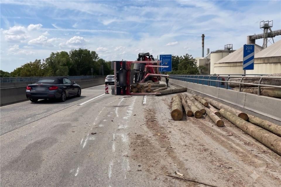 Die Polizei schätzt den Sachschaden auf etwa 25.000 Euro. ---/Verkehrsdirektion Mainz/dpa