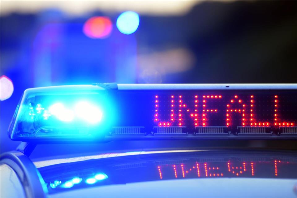 80-Jähriger fährt mit Auto in Schaufensterscheibe Die Polizei schätzt den entstandenen Sachschaden auf rund 20.000 Euro (Symbolbild).Stefan Puchner/dpa