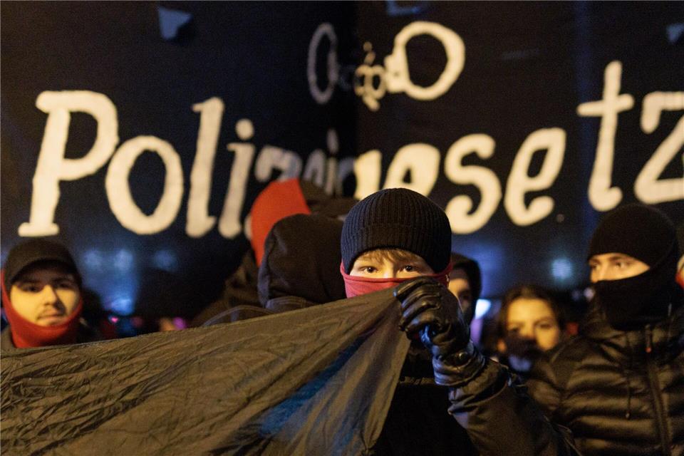 Die Polizei schätzt etwa 700 Teilnehmer auf der Demonstration.Carsten Koall/dpa