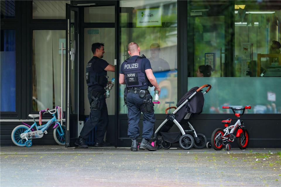Die Polizei schoss an einem Kindergarten auf einen Mann mit einem Messer.Christoph Reichwein/dpa