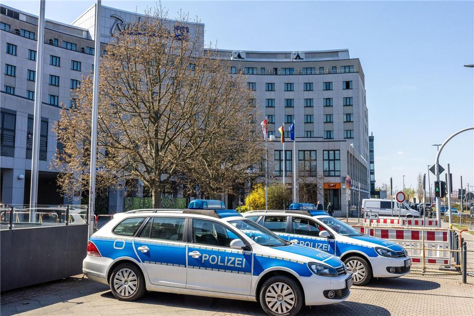 Die Polizei schützt das Hotel, in dem die AfD-Bundestagsfraktion tagt.Frank Hammerschmidt/dpa
