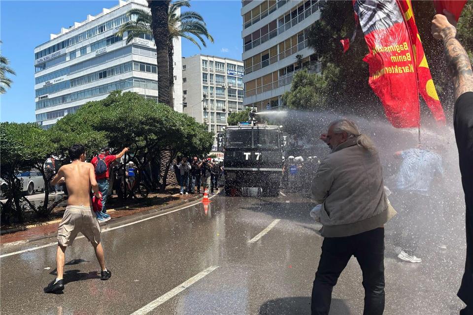 Die Polizei setzt Wasserwerfer gegen Demonstranten ein. Mirjam Schmitt/dpa