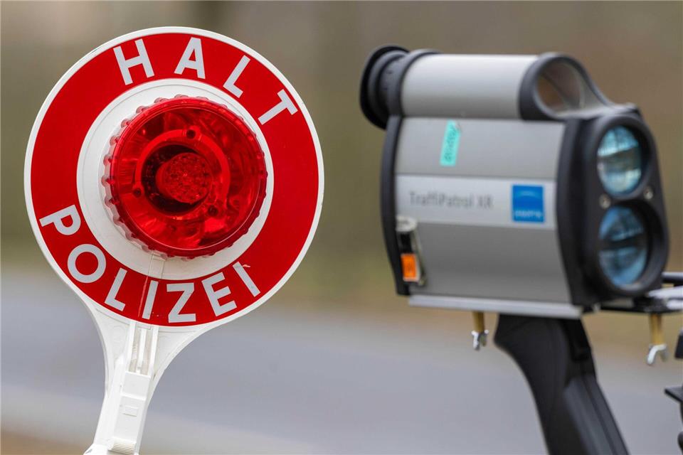 Die Polizei setzt auf verschiedene Techniken bei den Geschwindigkeitskontrollen. (Symbolbild)Stefan Sauer/dpa