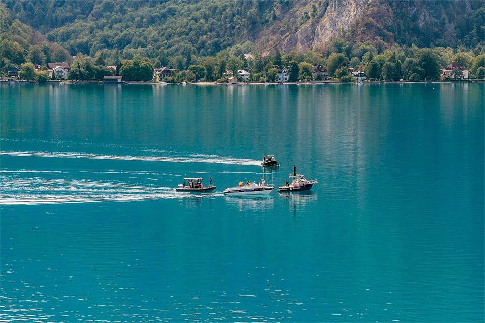 Die Polizei setzt unter anderem Sonar und einen Tauchroboter ein. Matthias Kaltenleitner/FOTOKERSCHI via APA/dpa