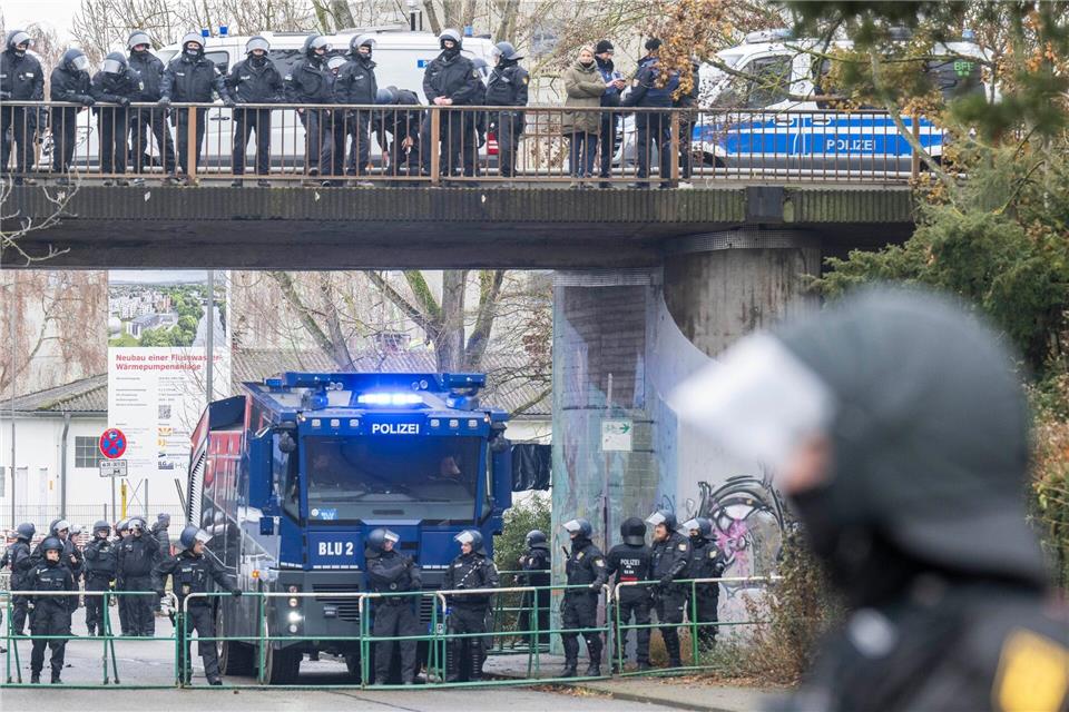 Die Polizei setzte Tausende Beamte ein.Boris Roessler/dpa