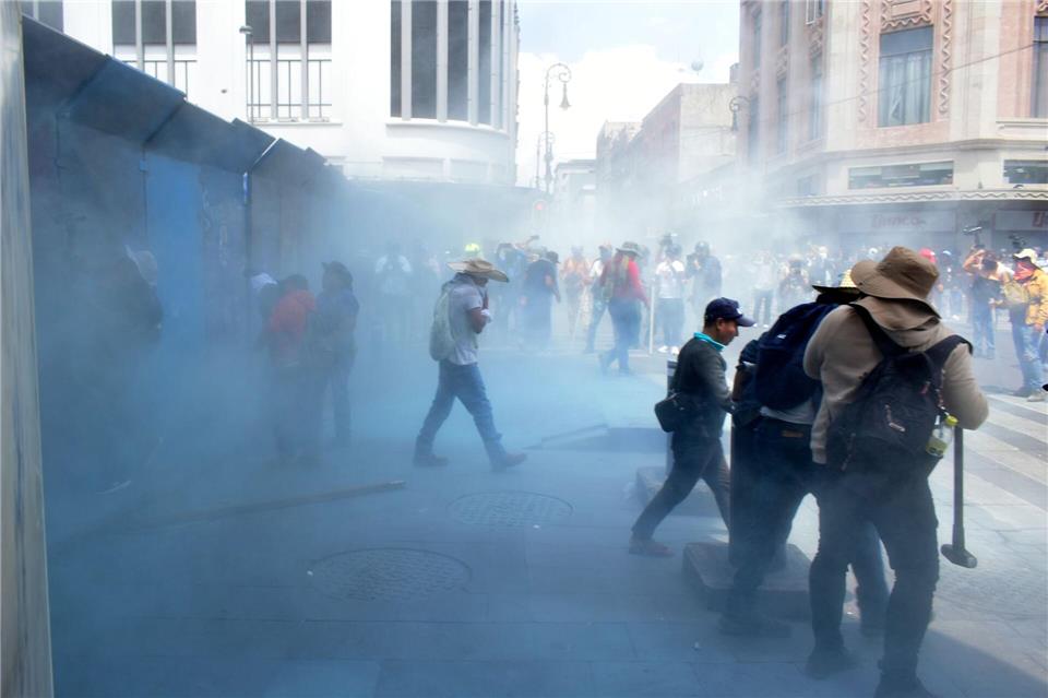 Die Polizei setzte Tränengas ein.Luis Barron/eyepix via ZUMA Press Wire/dpa