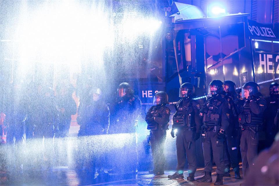 Die Polizei setzte auch einen Wasserwerfer ein. Boris Roessler/dpa