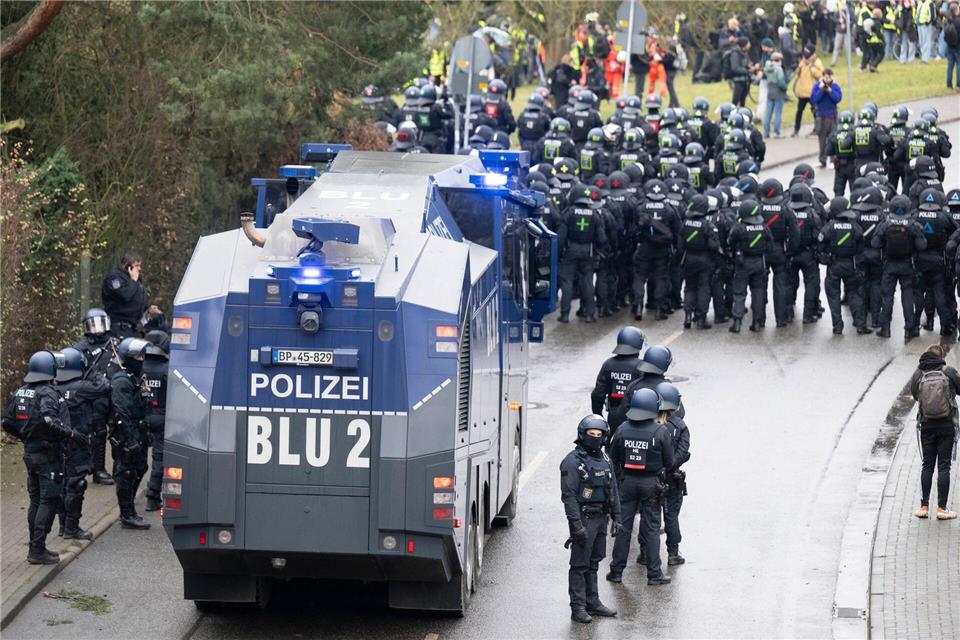 Die Polizei setzte mehrfach Wasserwerfer ein.Boris Roessler/dpa