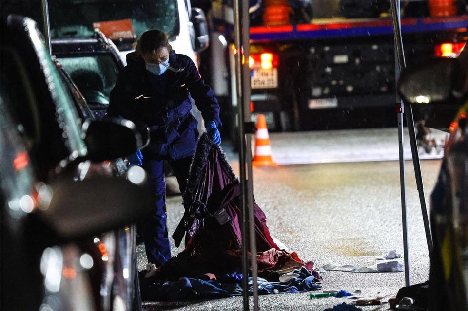 Die Polizei sichert Spuren am Tatort. Alex Talash/dpa