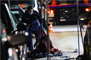 Die Polizei sichert Spuren am Tatort. Alex Talash/dpa