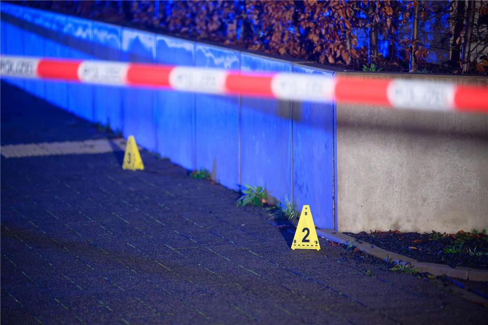 Die Polizei sichert Spuren am Tatort. Henning Kaiser/dpa