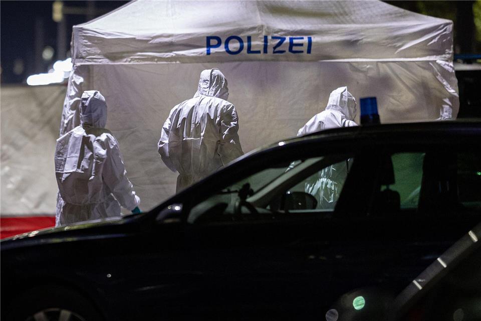 Schüsse in Hannover - Junger Mann stirbt, mehrere Verletzte Die Polizei sichert am Tatort Spuren.Moritz Frankenberg/dpa