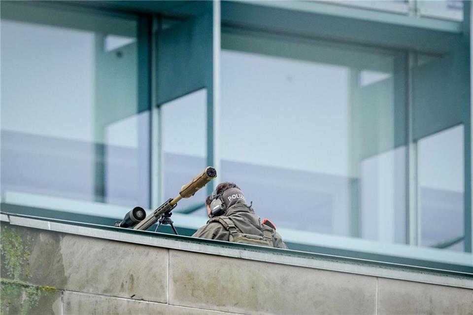 Die Polizei sichert den Besuch des ukrainischen Präsidenten Selenskyj in Berlin mit Scharfschützen ab. Kay Nietfeld/dpa