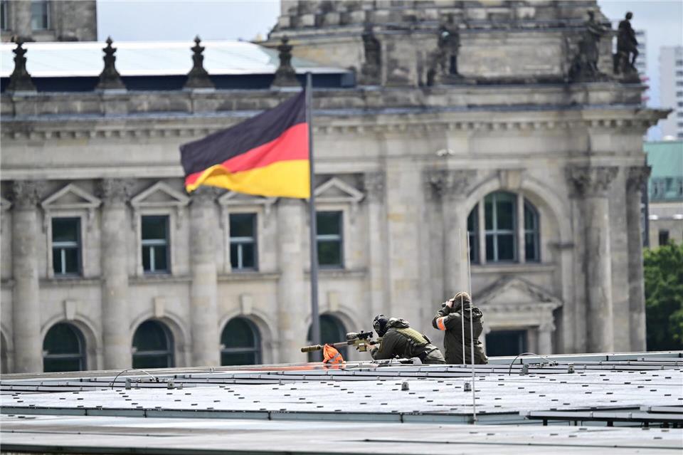 Die Polizei sichert den Besuch des ukrainischen Präsidenten Selenskyj in Berlin mit Scharfschützen der Spezialeinheiten ab. Fabian Sommer/dpa