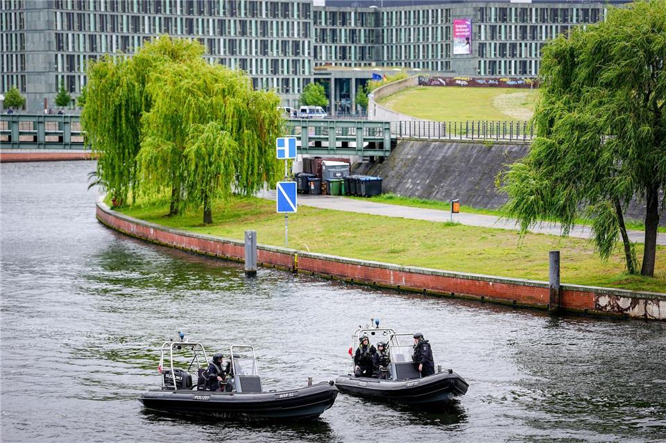 Die Polizei sichert den Besuch des ukrainischen Präsidenten Selenskyj in Berlin auch auf der Spree mit Booten ab. Kay Nietfeld/dpa