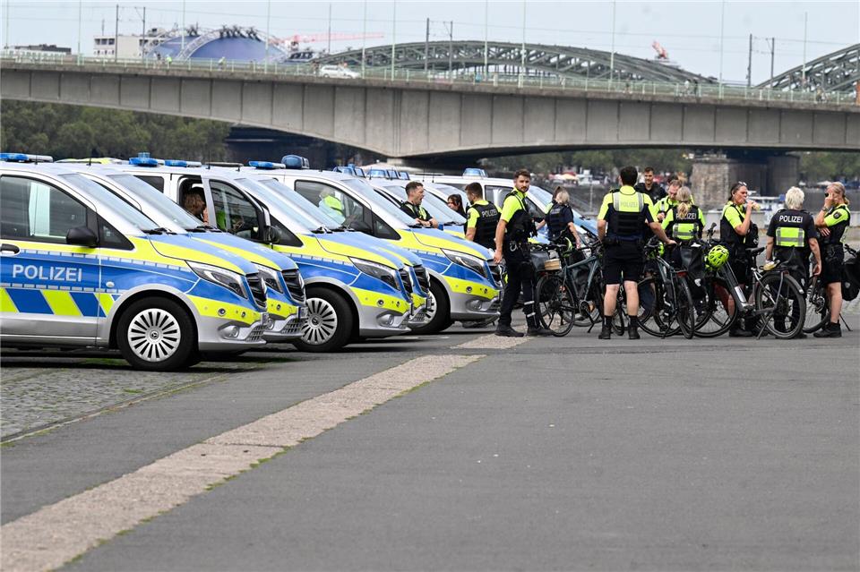 Die Polizei sichert die Versammlung ab.Roberto Pfeil/dpa