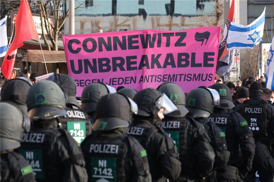 Die Polizei sichert mehrere Versammlungen rund um das Connewitzer Kreuz in Leipzig ab.Sebastian Willnow/dpa