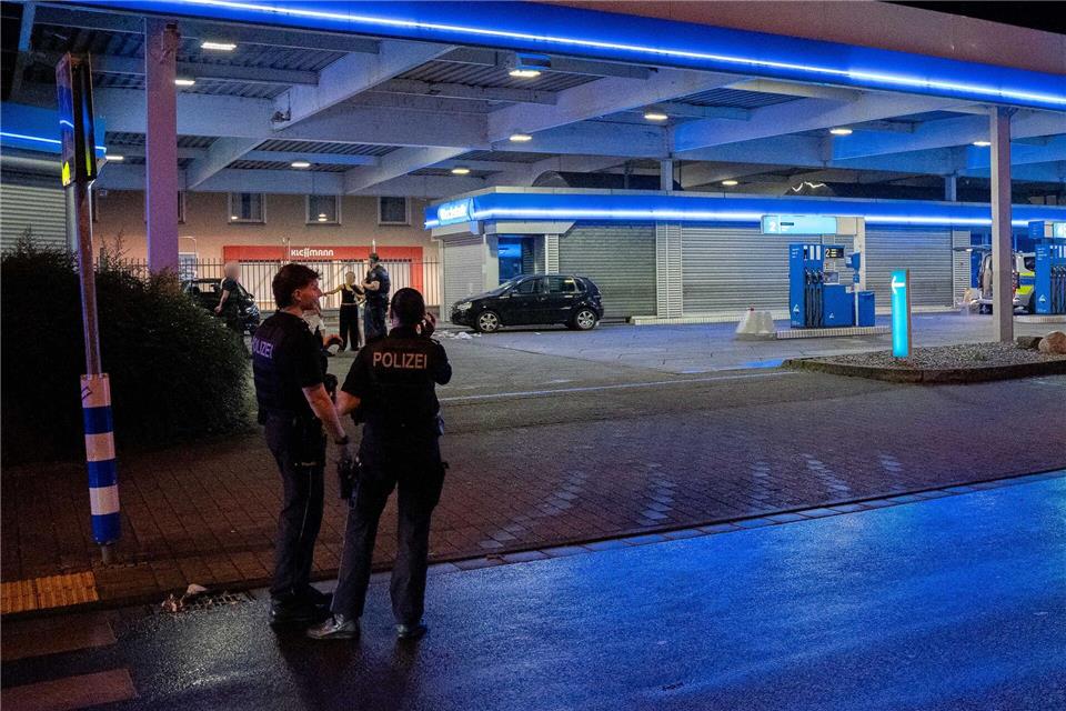 Die Polizei sichert nach den Schüssen einen Bereich ab. Alexander Franz/dpa