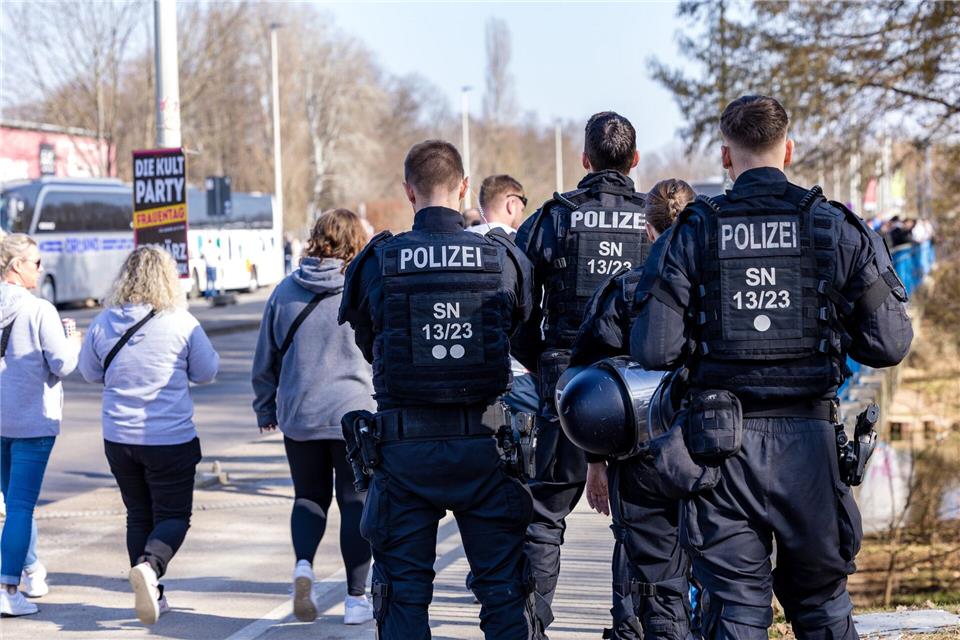 Die Polizei sicherte das Spiel mit einem Großaufgebot. Frank Hammerschmidt/dpa