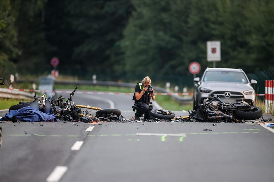 Die Polizei sicherte die Unfallstelle.Christoph Reichwein/dpa