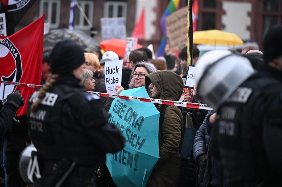 Die Polizei sicherte die Veranstaltung mit starken Kräften ab.Benjamin Westhoff/dpa