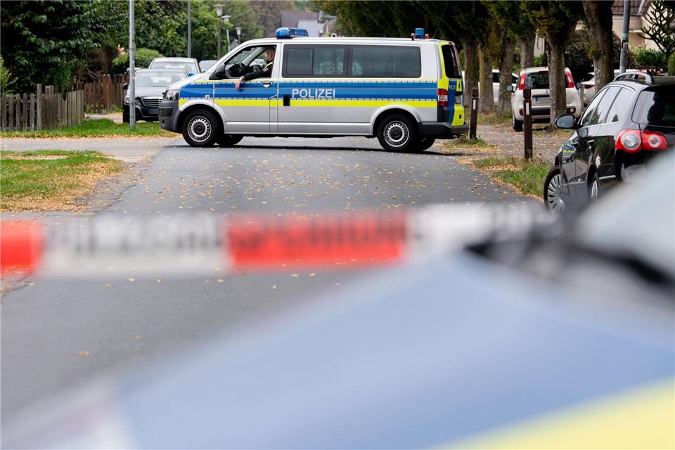 Die Polizei sicherte nach der Tat in dem Wohnhaus Spuren.Hauke-Christian Dittrich/dpa