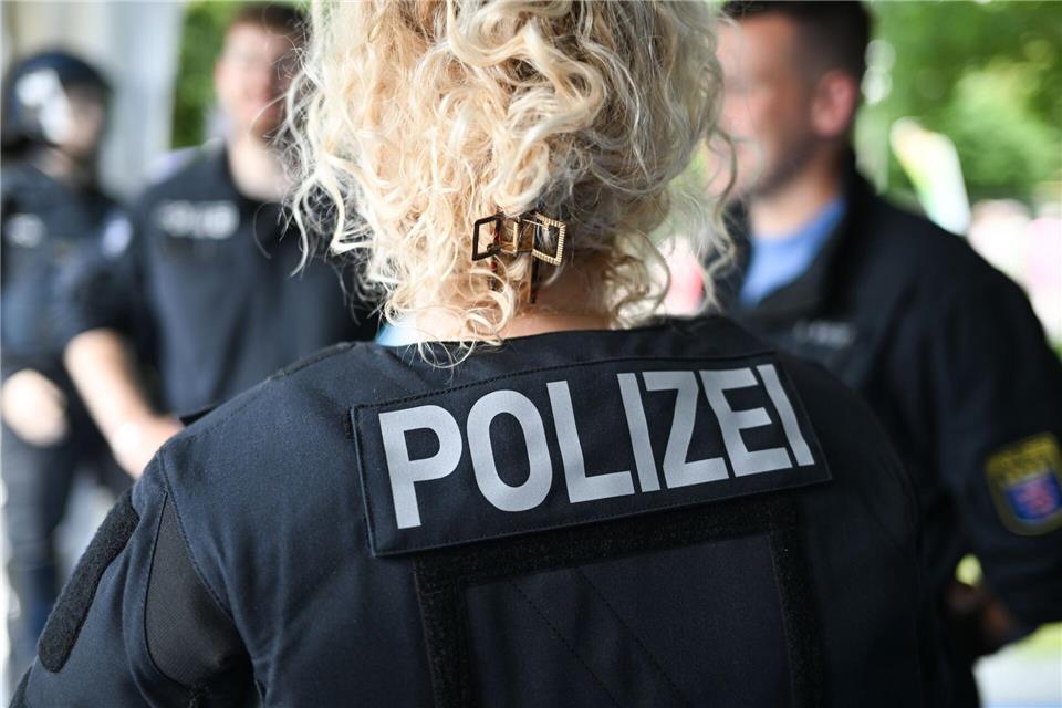 Die Polizei sorgt nicht nur für die Sicherheit auf dem Hessentag, sondern nutzt das Landesfest auch, um die Besucherinnen und Besucher über ihre Arbeit zu informieren. (Archivbild)Arne Dedert/dpa