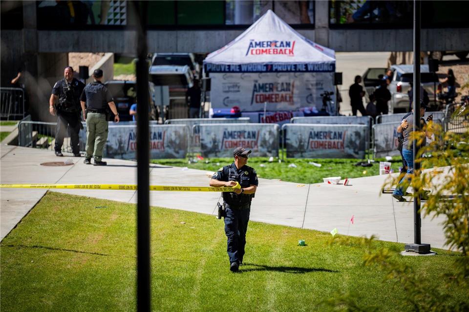 Die Polizei sperrt das Gelände ab, nachdem auf Kirk geschossen wurde. Tess Crowley/The Deseret News/AP/dpa