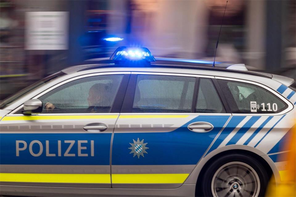 Die Polizei sperrt den Bereich großräumig ab. (Symbolbild)Peter Kneffel/dpa