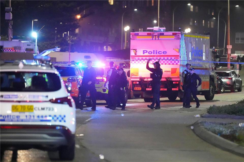 Die Polizei sperrt einen Bereich am Bondi Beach in Sydney ab. Zwei Männer hatten das Feuer eröffnet, es gibt viele Tote und Verletzte.Mark Baker/AP/dpa