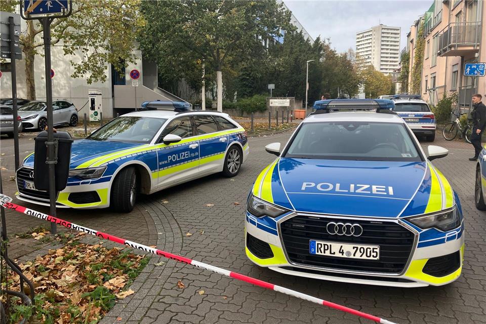 Polizei gibt Entwarnung: Messeralarm an Schule war Fehlalarm  Die Polizei sperrte das Gelände rund um eine Realschule in Ludwigshafen ab.Wolfgang Jung/dpa