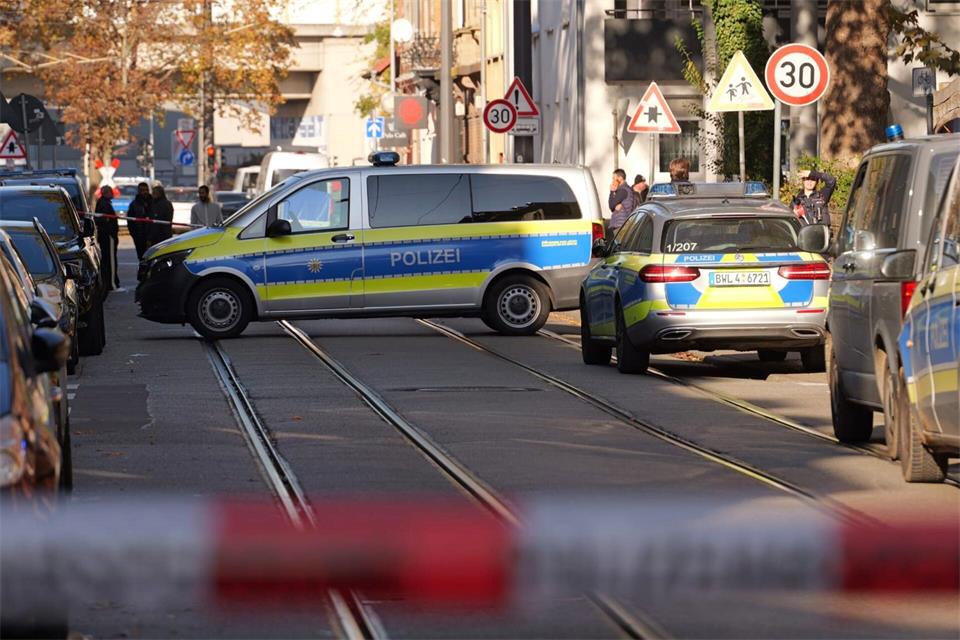 Die Polizei sperrte den Bereich in Mannheim ab.René Priebe/dpa