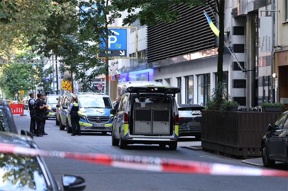 Die Polizei sperrte den Bereich rund um das Konsulat ab.David Young/dpa