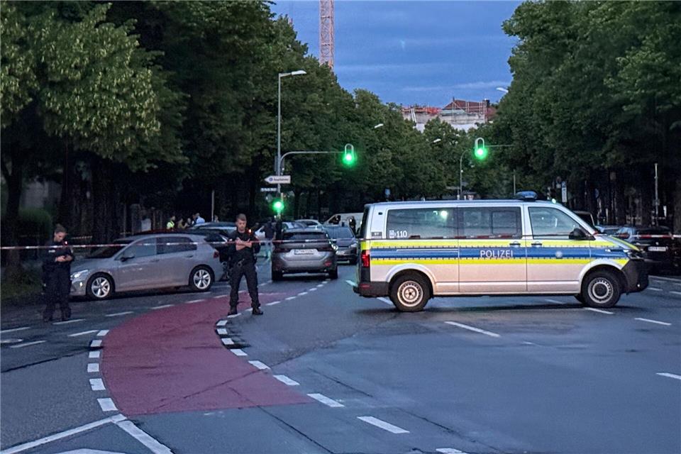 Beweislage nach Polizeischüssen „sehr gut“ Die Polizei sperrte den Tatort ab. (Archivbild)- Paul/Vifogra/dpa