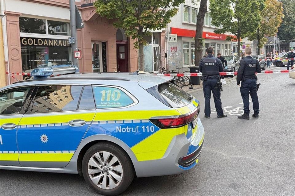 Die Polizei sperrte den Umkreis rund um den Tatort zunächst ab.Mike Seeboth/dpa