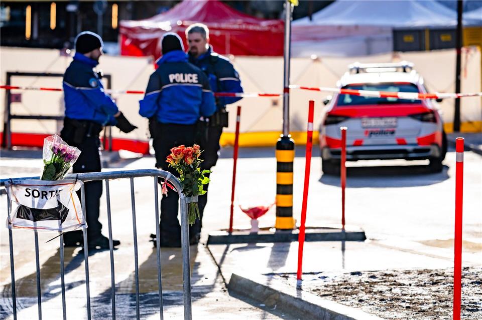 Die Polizei sperrte den Unglücksort weiträumig ab. Jean-Christophe Bott/KEYSTONE/dpa