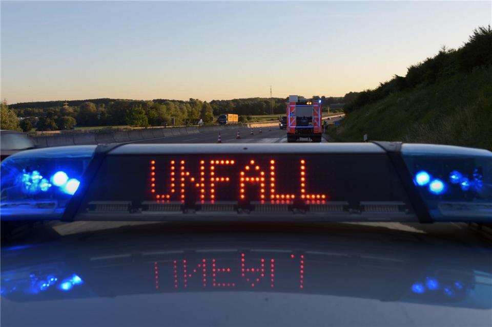 Auf Stauende aufgefahren - Lkw-Fahrer stirbt bei Unfall Die Polizei sperrte die A6 Richtung Heilbronn am Freitagvormittag. (Symbolbild)Stefan Puchner/dpa