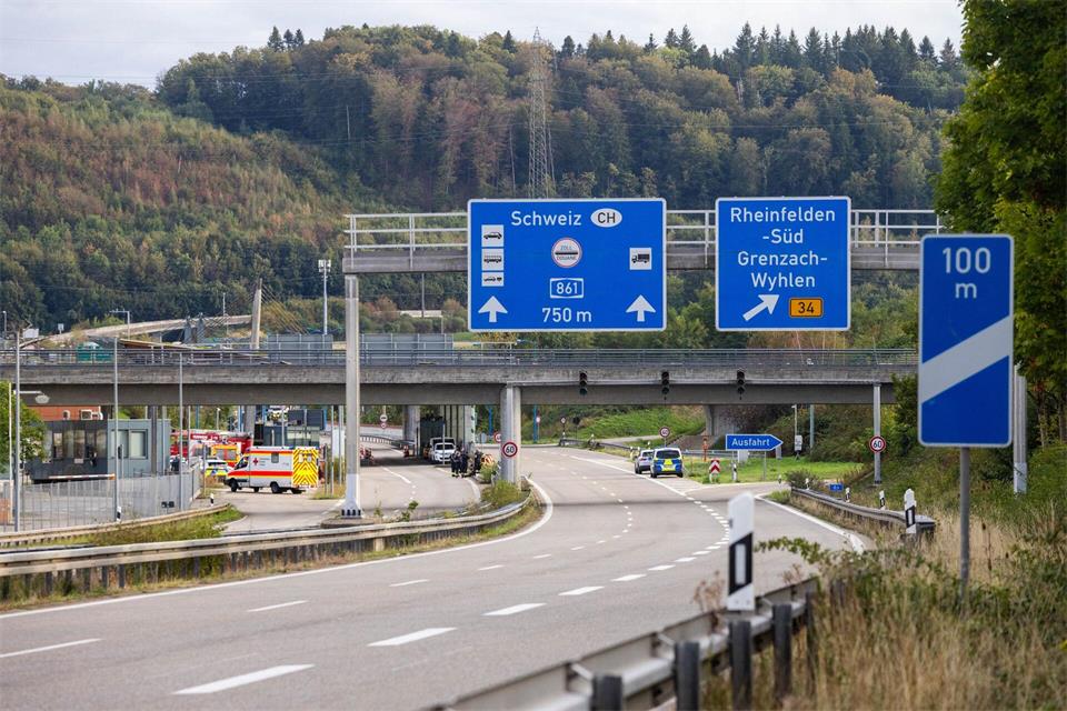 Die Polizei sperrte die Autobahn an der Grenze zur Schweiz. Philipp von Ditfurth/dpa