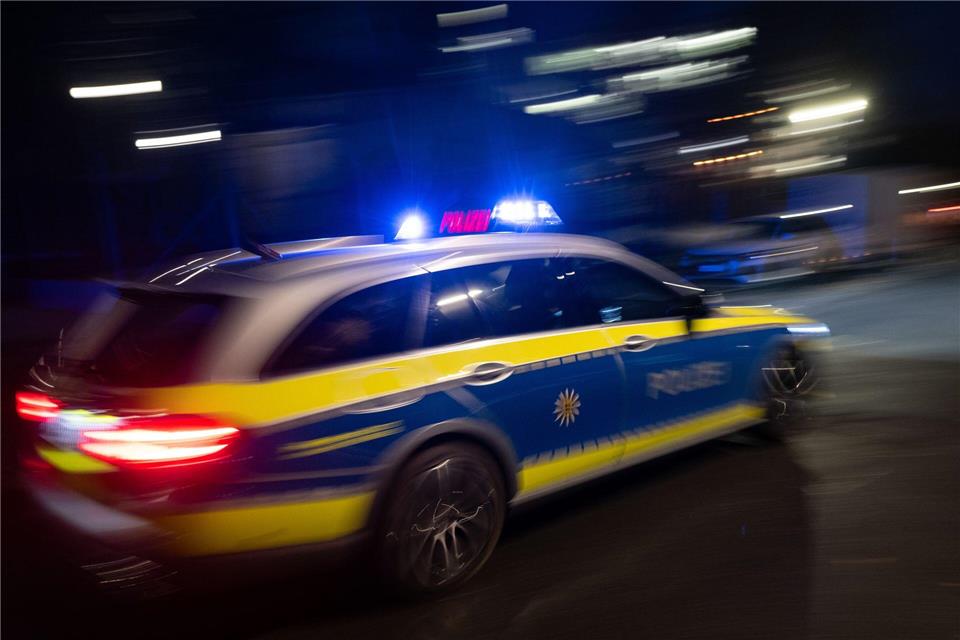 Die Polizei sperrte die Bundesstraße 523. (Symbolbild)Marijan Murat/dpa