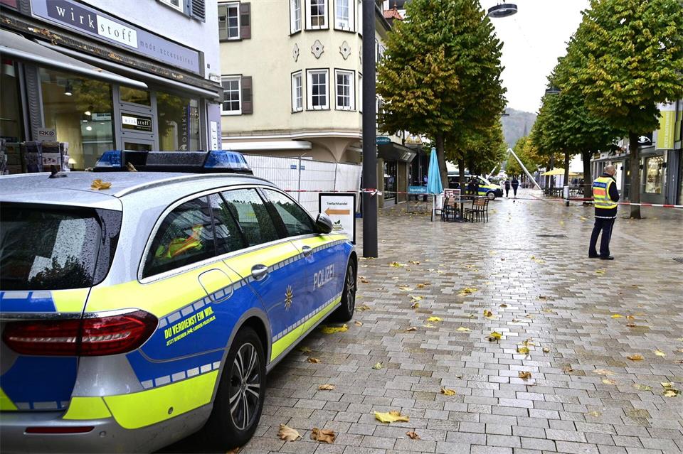 Die Polizei sperrte die Straßen rund um den Tatort weiträumig ab.Roland Sprich/dpa