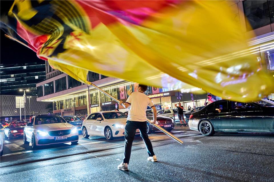Die Polizei sperrte rund 1.000 Meter des Kurfürstendamms, um Jubelkorsos zu ermöglichen.Michael Ukas/dpa