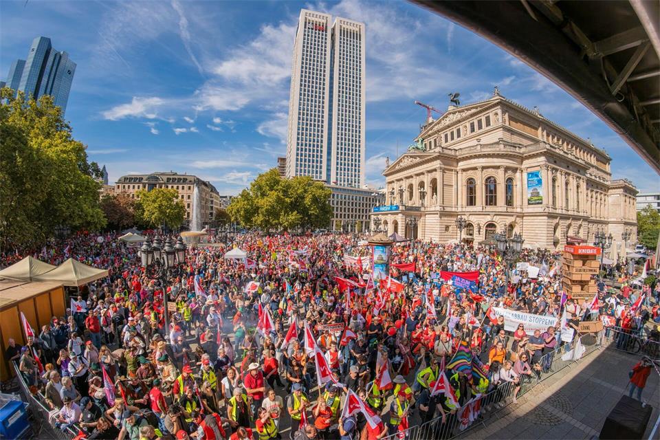 Die Polizei sprach von etwa 15.000 Teilnehmenden, die Veranstalter von über 30.000.Andreas Arnold/dpa