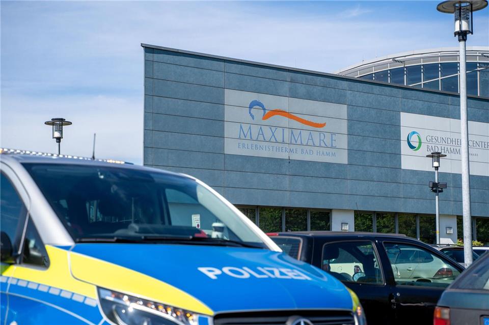 Die Polizei spricht bei dem tödlichen Vorfall im Schwimmbad in Hamm von einem tragischen Unglück.Justin Brosch/dpa