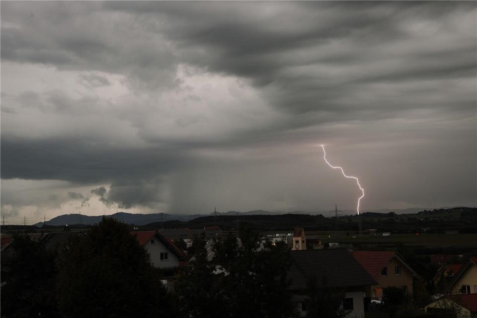 Nach Unwetter-Nacht Hoffnung auf Spätsommerwetter in Bayern Die Polizei spricht insgesamt von überwiegend geringen Unwetterschäden.Alexander Wolf/onw-images/dpa
