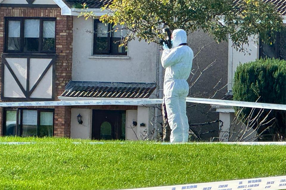 Die Polizei spricht inzwischen von einem Brandanschlag.Mícheál Ó Scannáil/PA Wire/dpa