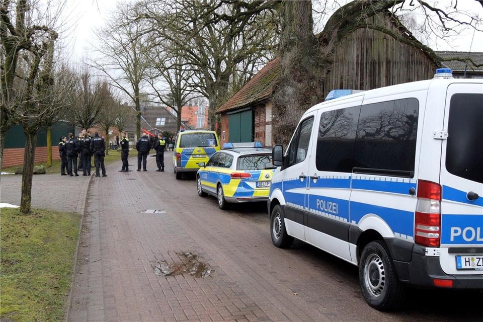 Die Polizei spricht von einem „angemessenen und ausreichenden Kräfteansatz“.Jörn Hüneke/dpa