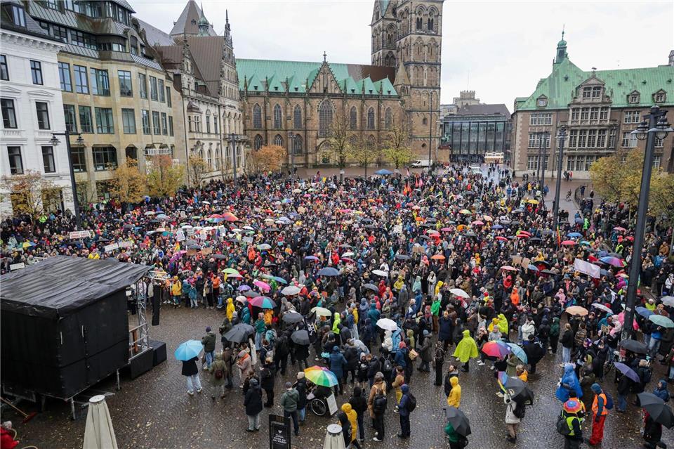 „Wir sind das Stadtbild“ - Demos in Bremen und Niedersachsen  Die Polizei spricht von einer friedlichen Kundgebung.Focke Strangmann/dpa
